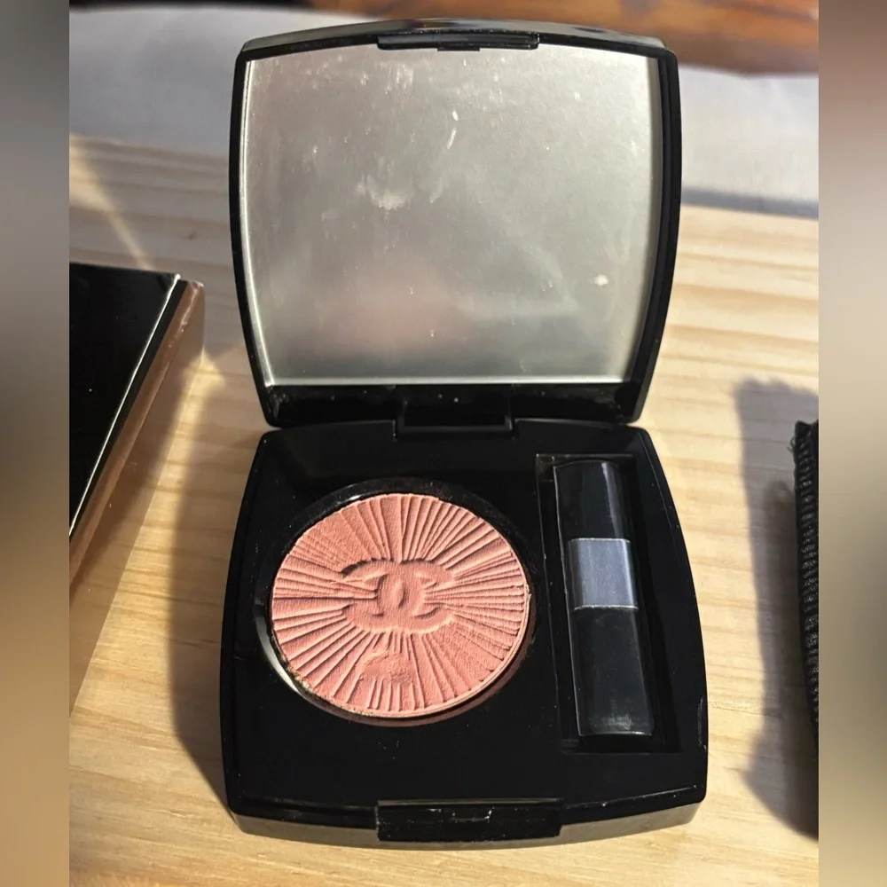 CHANEL elegant blush